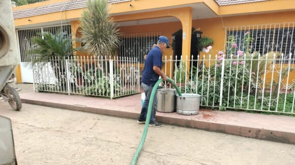 Por baja presión, abastece Jumapam con pipas a familias de la zona alta de El Vainillo, Mazatlán, Sinaloa
