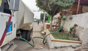Llevan pipas con agua potable a El Vainillo, en Mazatlán