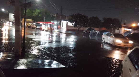 Lluvia refresca a Guasave, Sinaloa y provoca encharcamientos en distintos sectores de la ciudad
