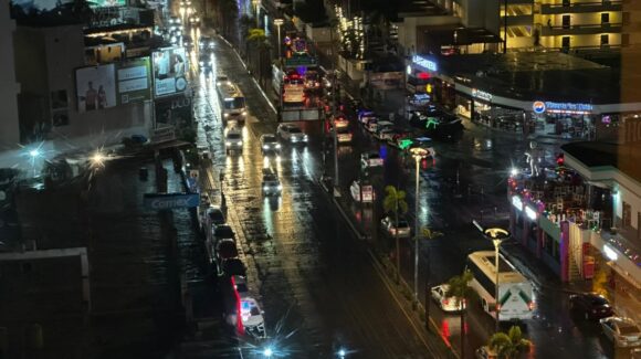 ¡Mazatlán huele a invierno! Cae la primera lluvia invernal, refrescando el ambiente y dejando encharcamientos en vialidades
