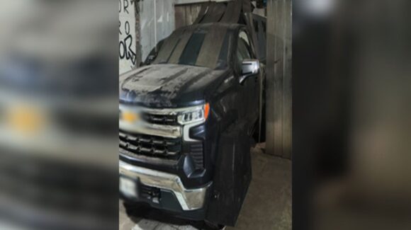 Fueron 10 vehículos, armas y 414 explosivos, lo asegurado en talleres clandestinos de blindaje de carros de la colonia Miguel Hidalgo, Culiacán