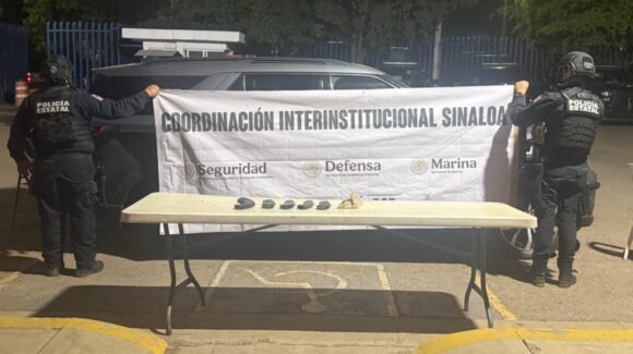 Localizan camioneta abandonada con cargadores para arma larga y municiones en Culiacán, Sinaloa