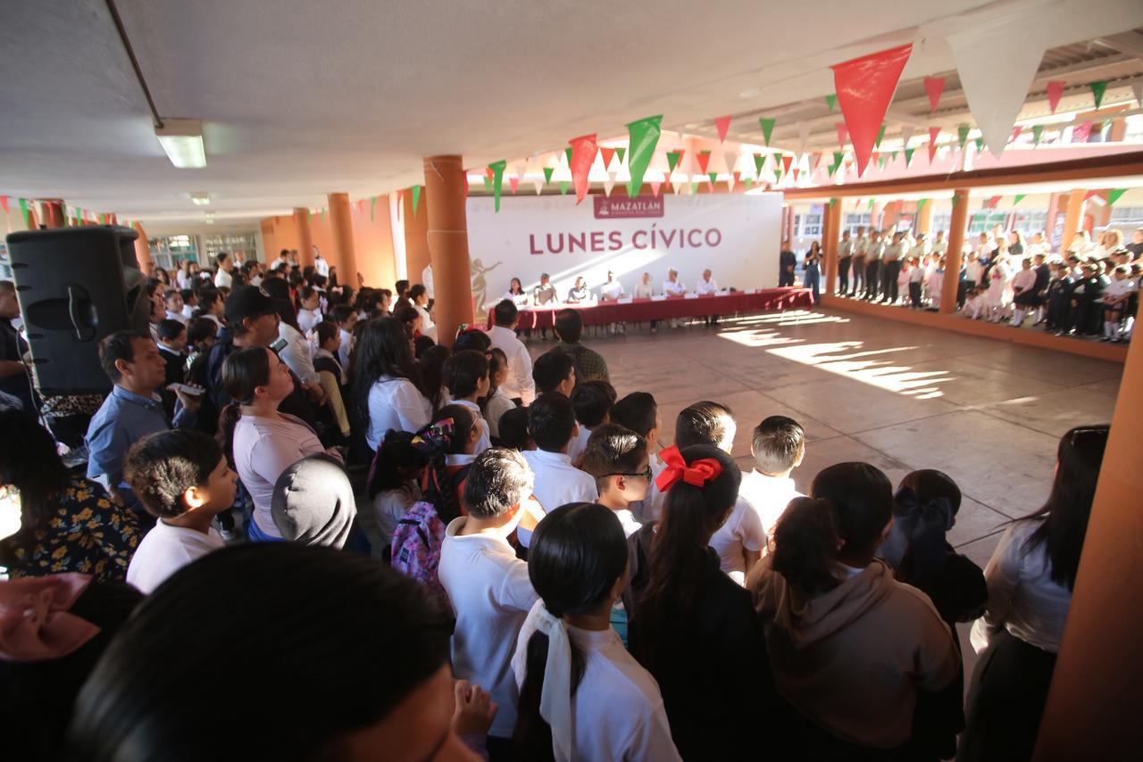 Lunes Cívico en la Primaria General Ángel Flores de Mazatlán
