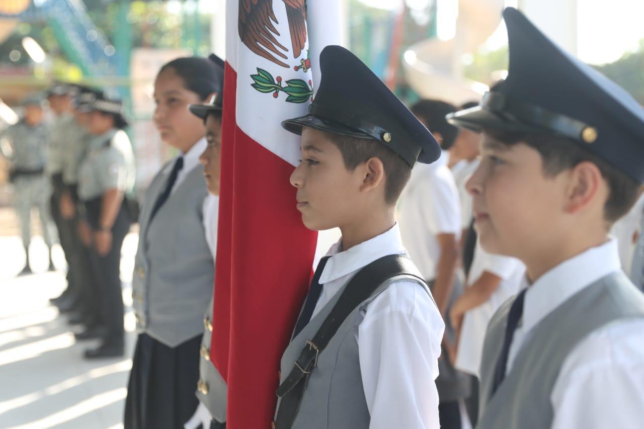 Estrella Palacios en el Lunes Cívico en la Escuela Primaria Francisco I. Madero inauguran techumbre y cancha de usos múltiples
