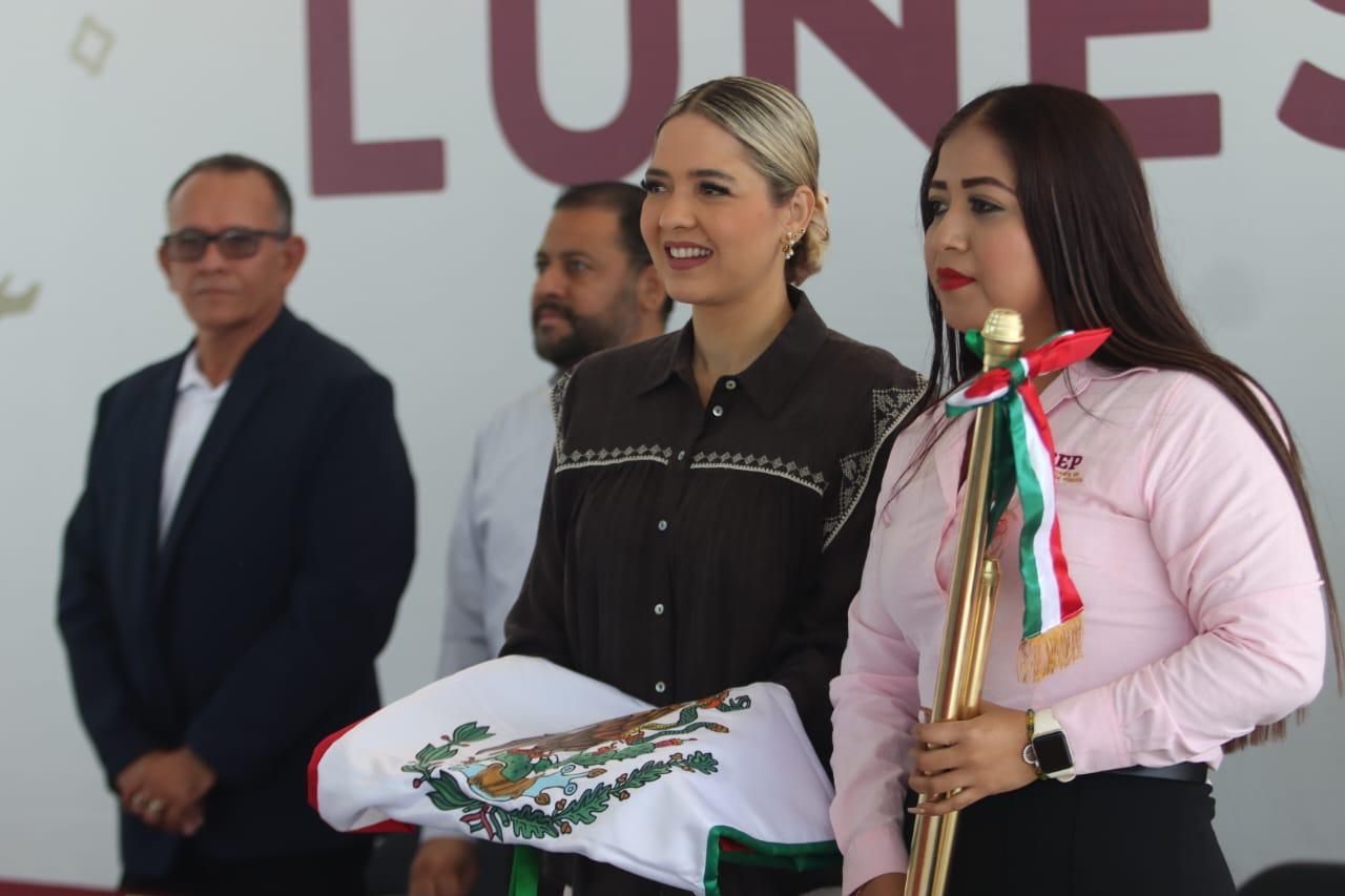 Estrella Palacios en el Lunes Cívico en la Escuela Primaria Francisco I. Madero inauguran techumbre y cancha de usos múltiples