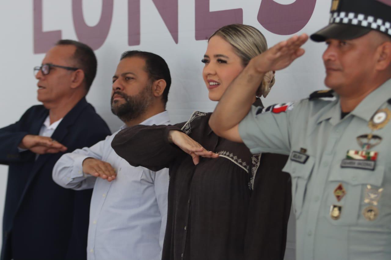 Estrella Palacios en el Lunes Cívico en la Escuela Primaria Francisco I. Madero inauguran techumbre y cancha de usos múltiples
