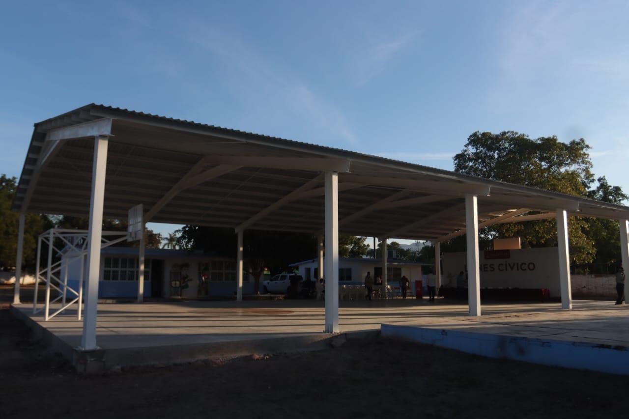 Estrella Palacios en el Lunes Cívico en la Escuela Primaria Francisco I. Madero inauguran techumbre y cancha de usos múltiples