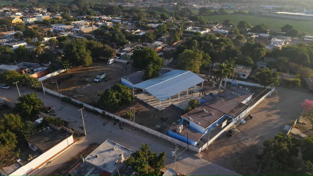 Estrella Palacios en el Lunes Cívico en la Escuela Primaria Francisco I. Madero inauguran techumbre y cancha de usos múltiples