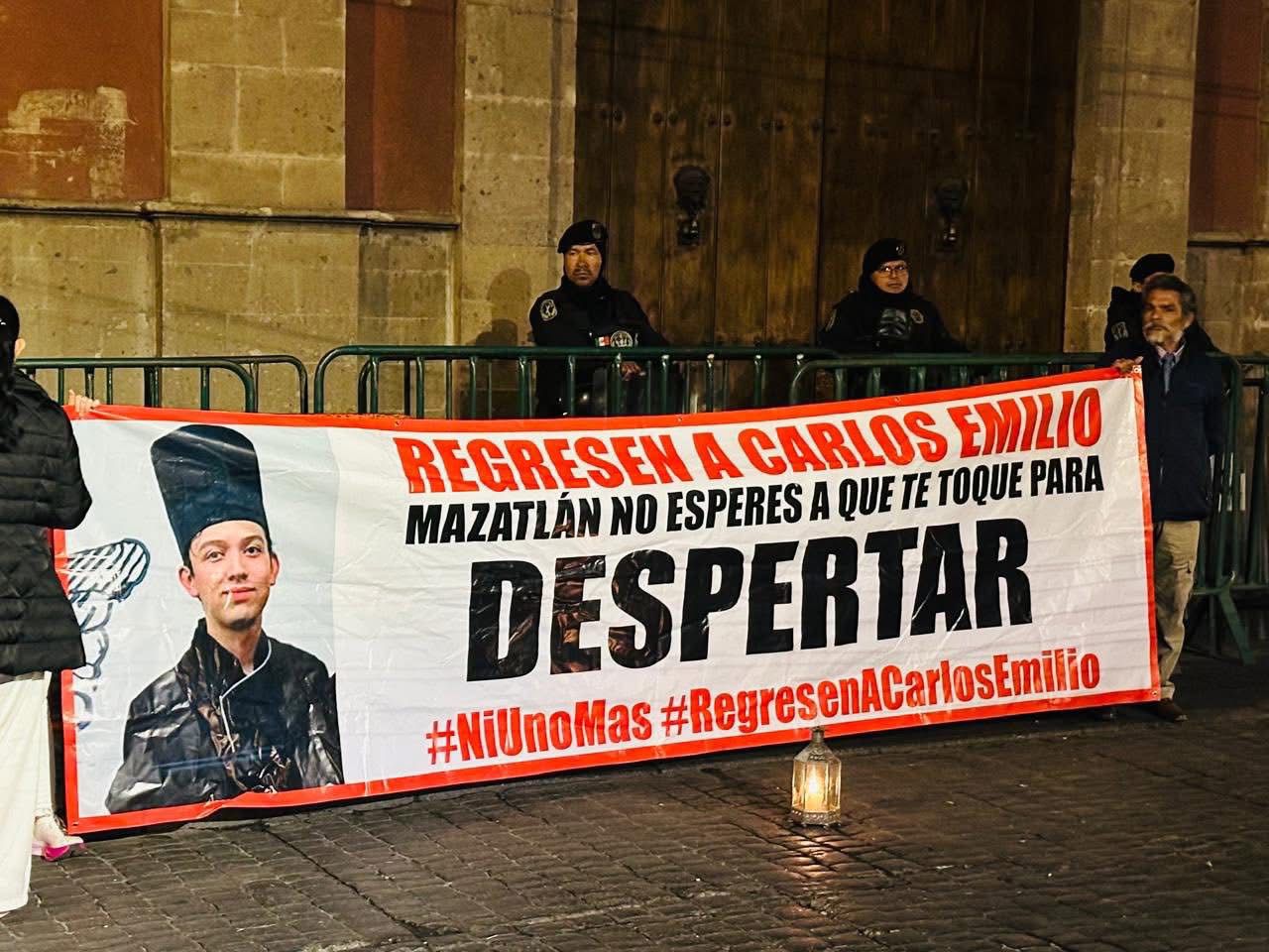 Madre de Carlos Emilio, desaparecido en Mazatlán, protesta en Palacio Nacional de CDMX