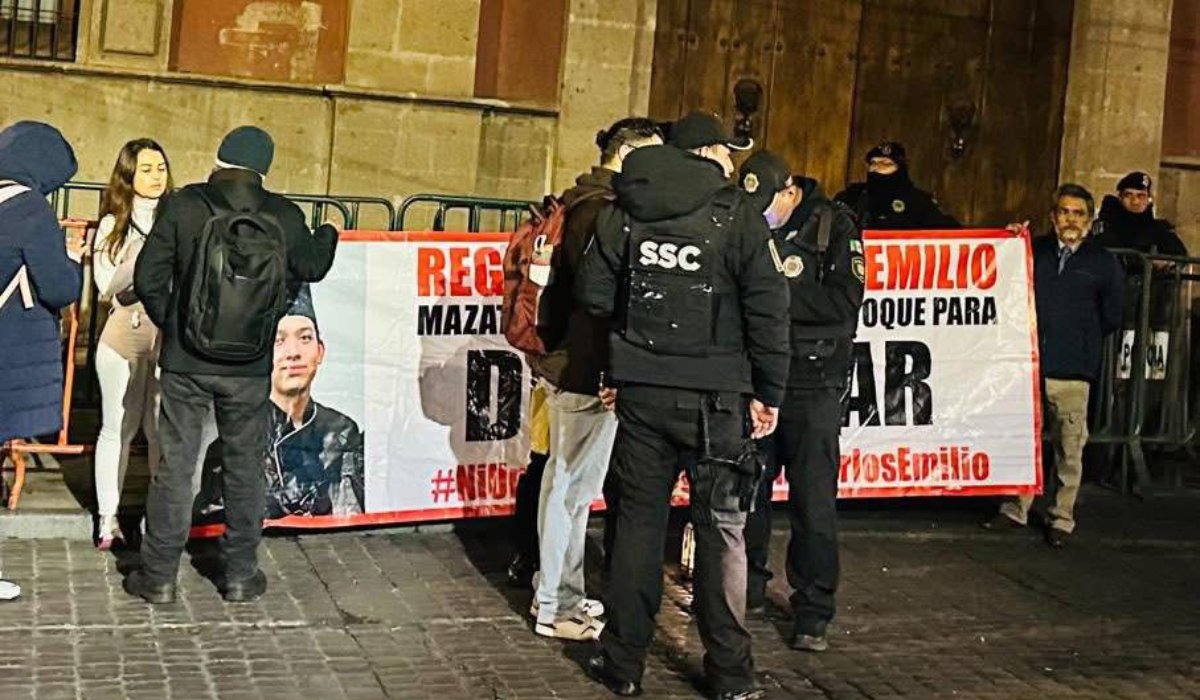 Madre de Carlos Emilio, desaparecido en Mazatlán, protesta en Palacio Nacional de CDMX
