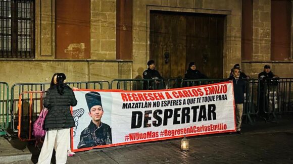 ‘No me voy sin respuestas’: madre de Carlos Emilio protesta en Palacio Nacional de CDMX a dos meses de su desaparición