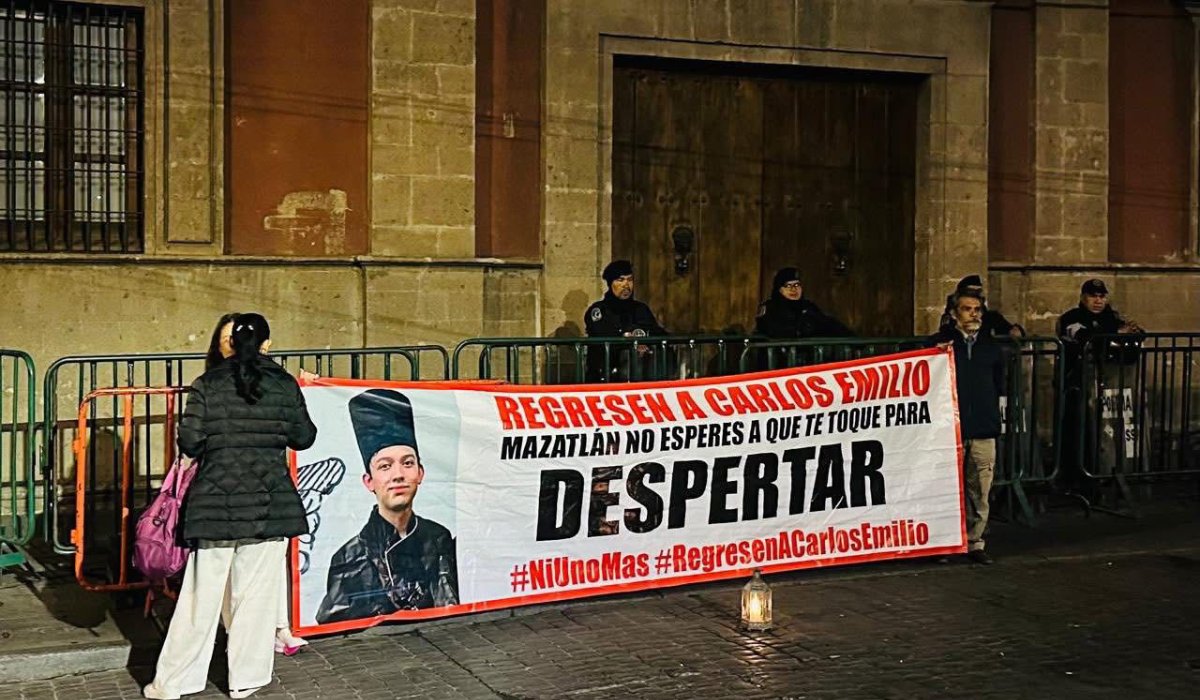 Madre de Carlos Emilio, desaparecido en Mazatlán, protesta en Palacio Nacional de CDMX