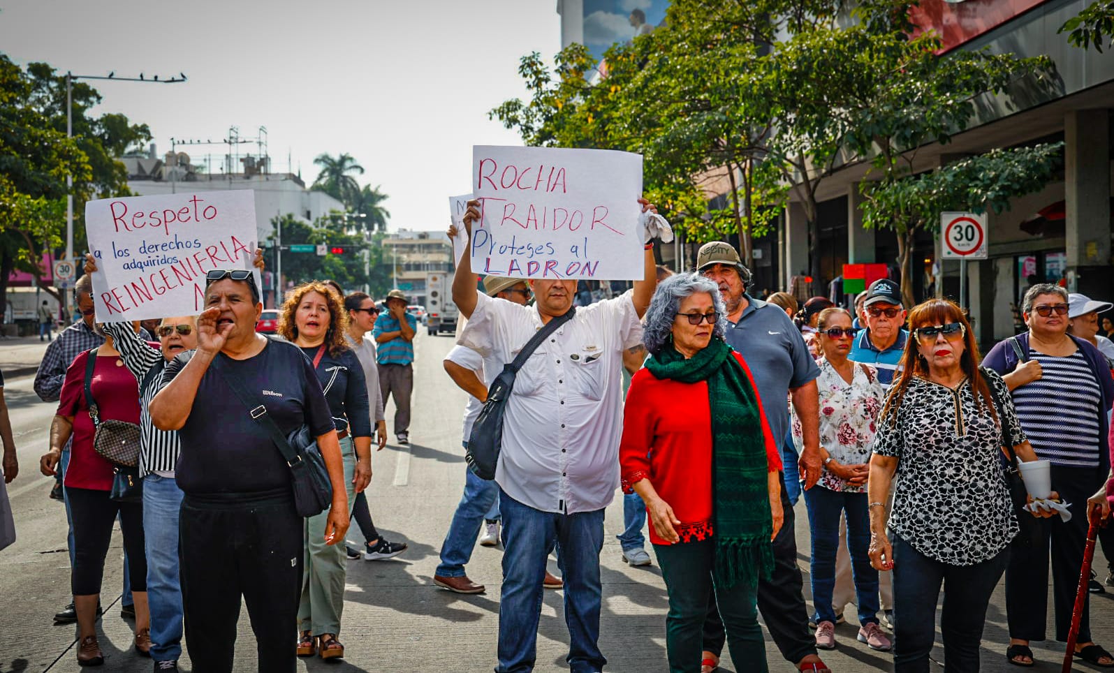 Trabajadores activos y jubilados de la Universidad Autónoma de Sinaloa (UAS) se manifestaron