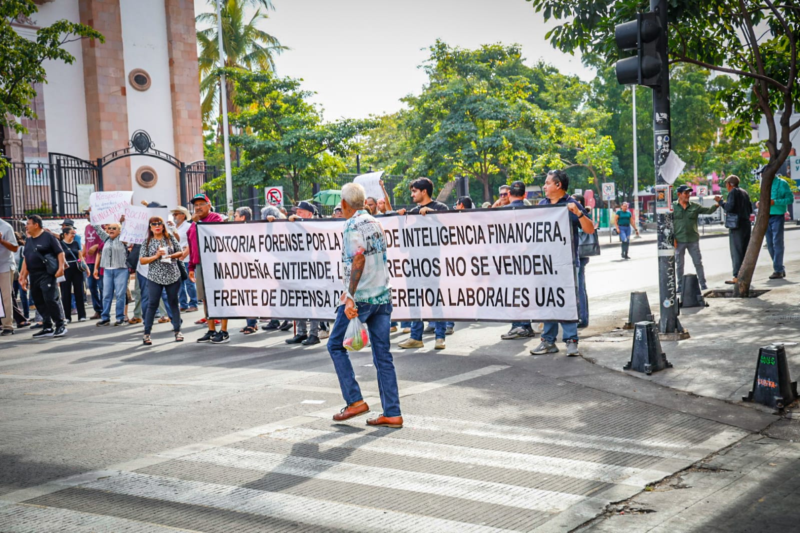 Trabajadores activos y jubilados de la Universidad Autónoma de Sinaloa (UAS) se manifestaron