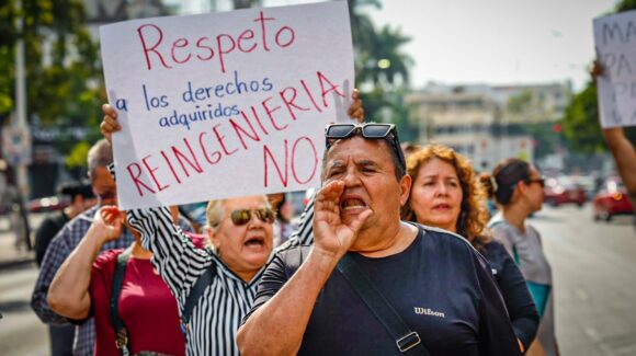 Trabajadores de la UAS se manifiestan: Nos están pagando el aguinaldo con nuestra propia quincena, ¿Qué va a pasar el 31?