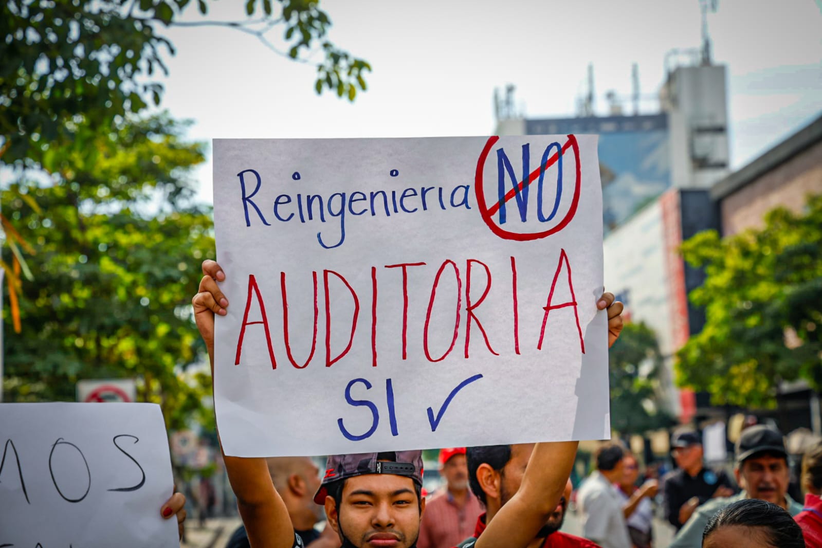 Trabajadores activos y jubilados de la Universidad Autónoma de Sinaloa (UAS) se manifestaron