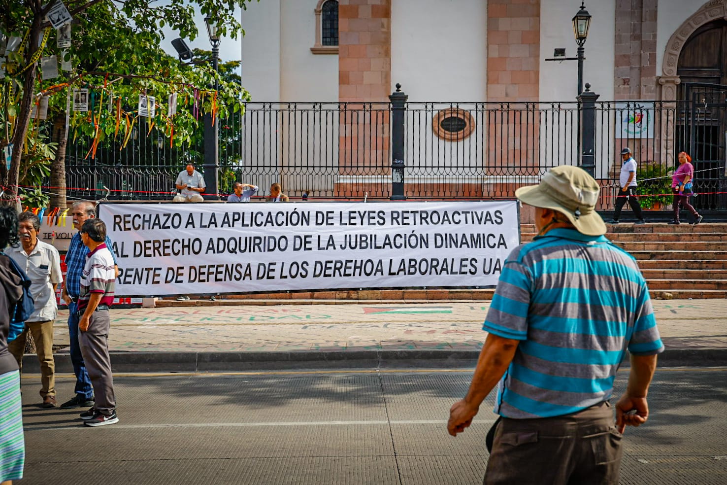 Trabajadores activos y jubilados de la Universidad Autónoma de Sinaloa (UAS) se manifestaron