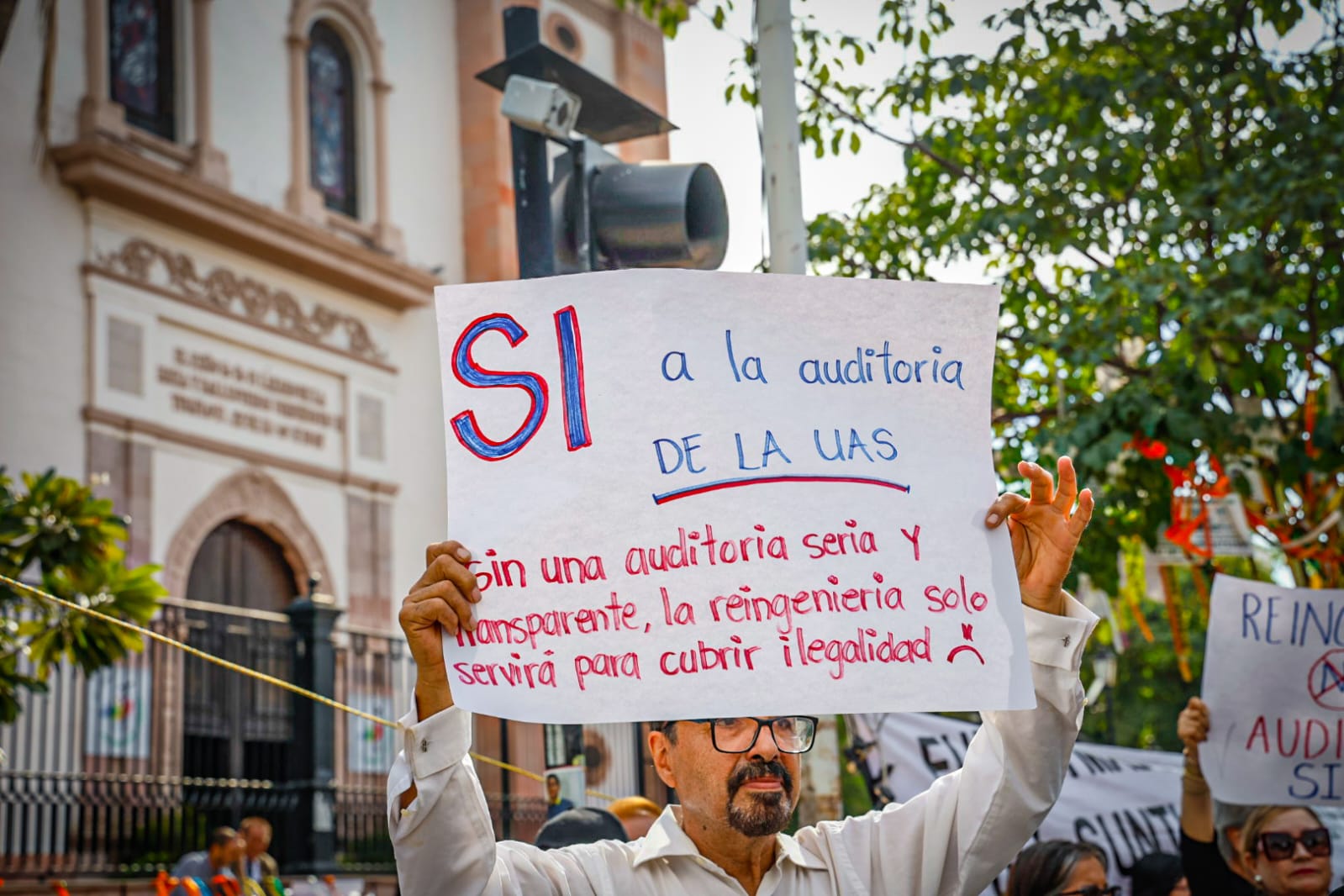 Trabajadores activos y jubilados de la Universidad Autónoma de Sinaloa (UAS) se manifestaron