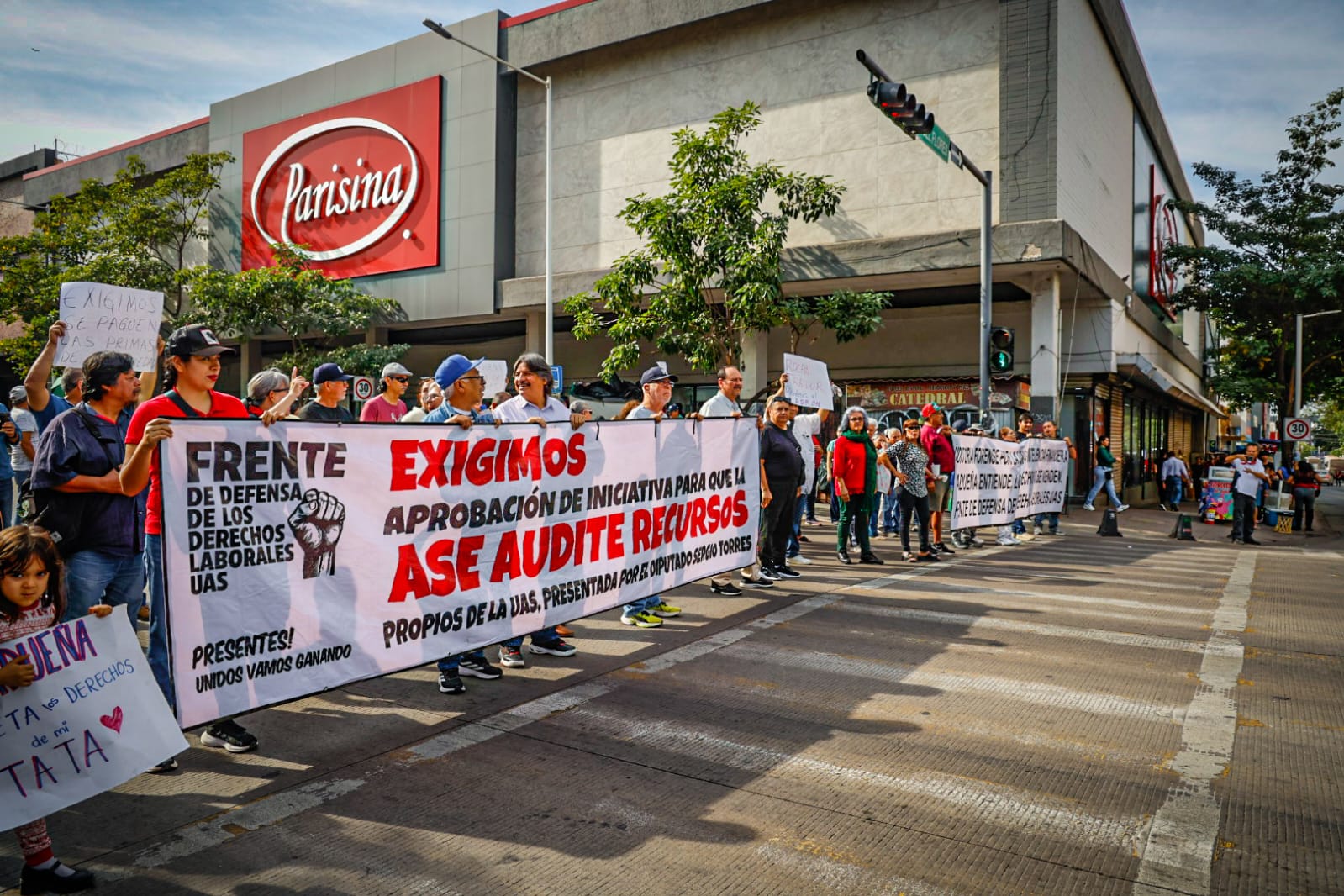 Trabajadores activos y jubilados de la Universidad Autónoma de Sinaloa (UAS) se manifestaron
