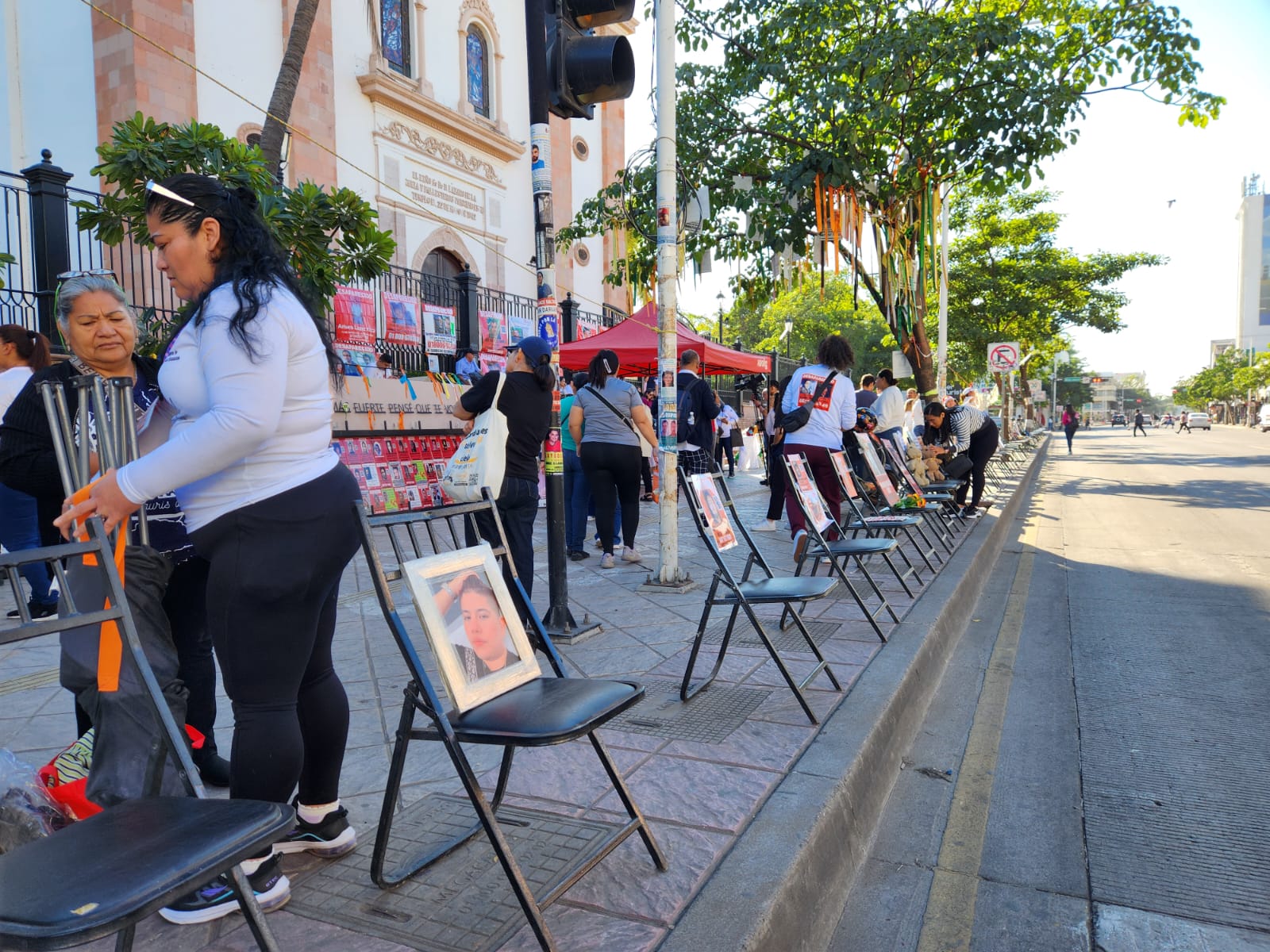 Sabuesos Guerreras lleva a cabo “Silla Vacía”, en la Catedral de Culiacán, Sinaloa; llamado silencioso para no olvidar a los desaparecidos