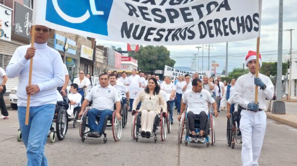 Marchan en Guamúchil por el Día Internacional de las Personas con Discapacidad; exigen respeto a sus derechos