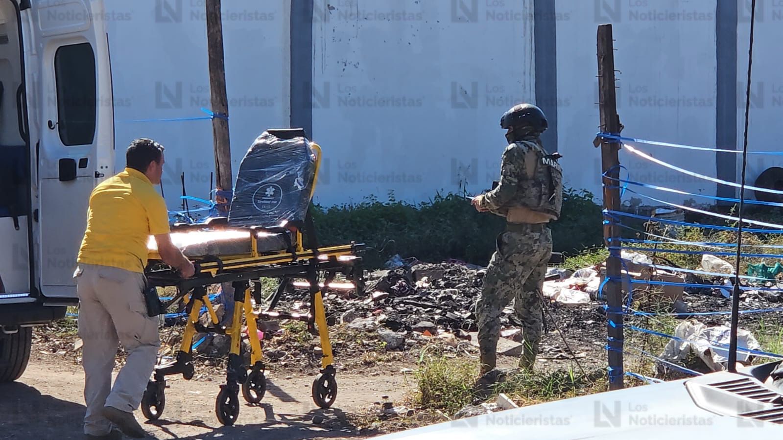 Paramédicos de Cruz Roja transportando mujer lesionada en ataque a balazos