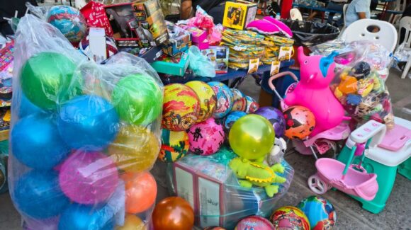 Navidad sin excesos: en Mazatlán llaman a padres a evitar el “niño hiperregalado”