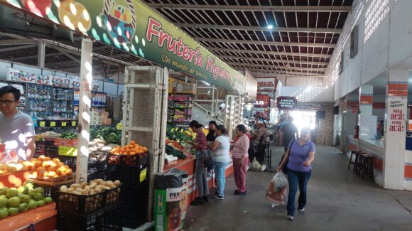 Reportan baja afluencia y ventas moderadas en el mercado municipal de Salvador Alvarado, Sinaloa