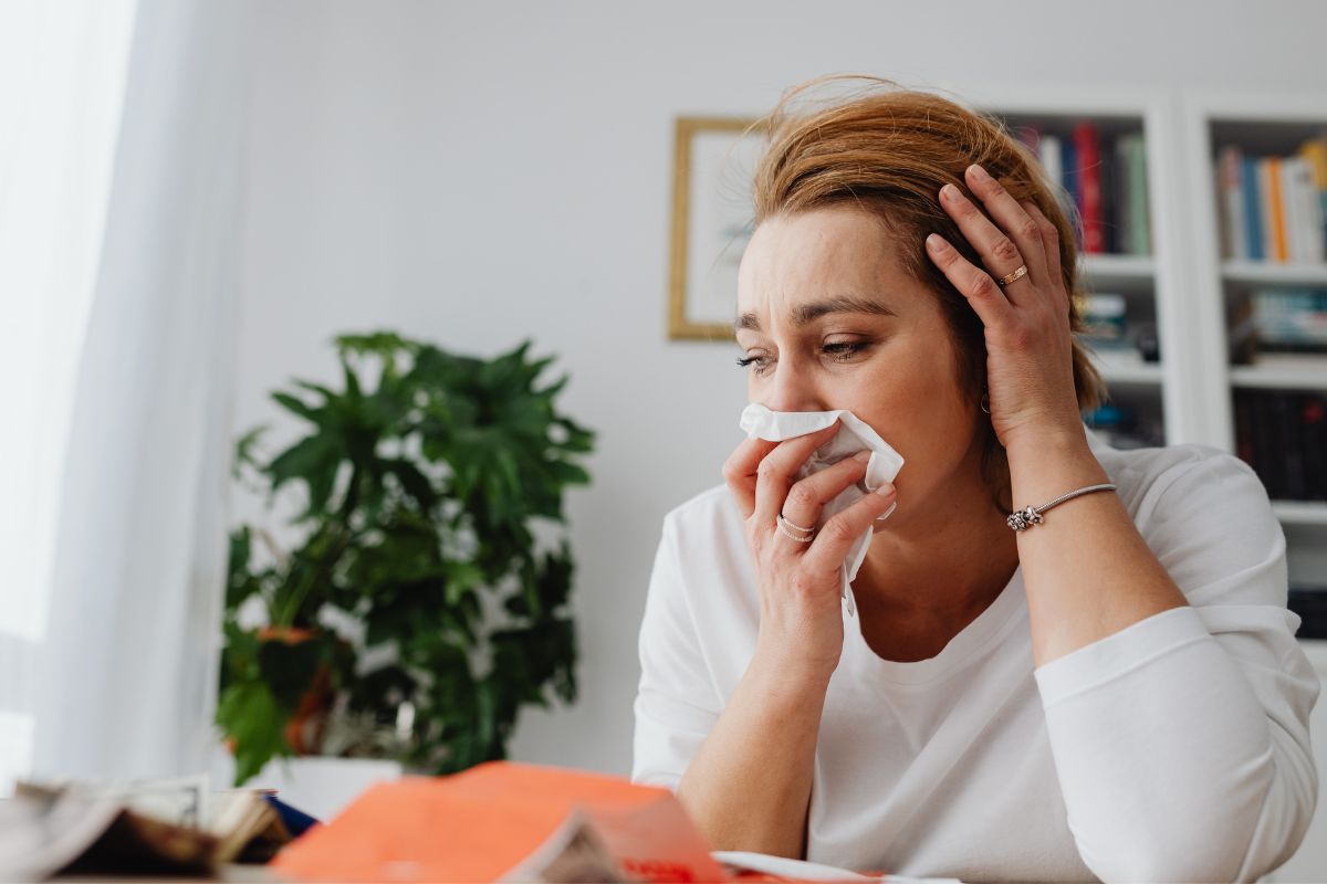 Mujer con gripe. Secretaría de Salud hace llamado