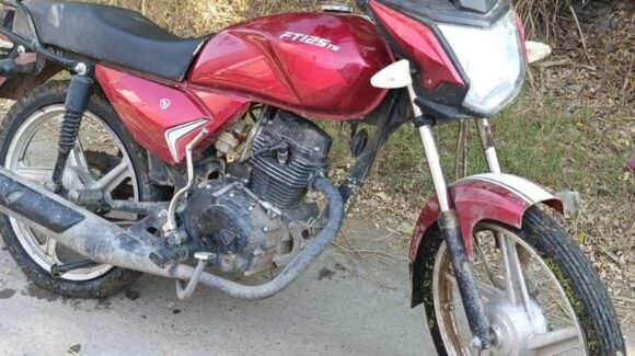 Aparece motocicleta en canal pluvial de Mazatlán, Sinaloa; tenía reporte de robo y fue recuperada por la Policía Municipal