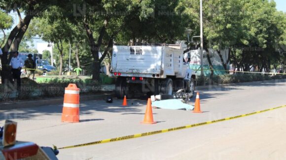 Joven motociclista pierde la vida tras chocar contra camión de volteo en el fraccionamiento San Jorge en Mazatlán, Sinaloa