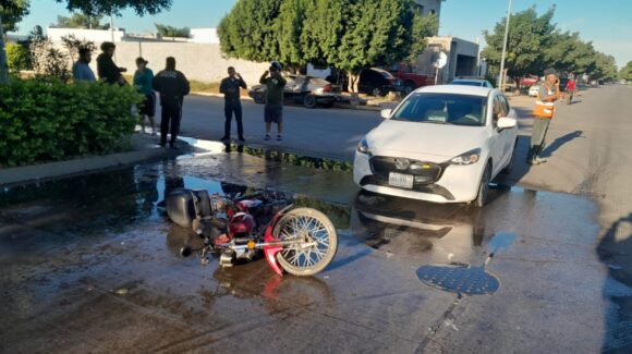 Dos motociclistas resultan lesionados tras sufrir choque por alcance en Valle del Rey en Los Mochis, Sinaloa