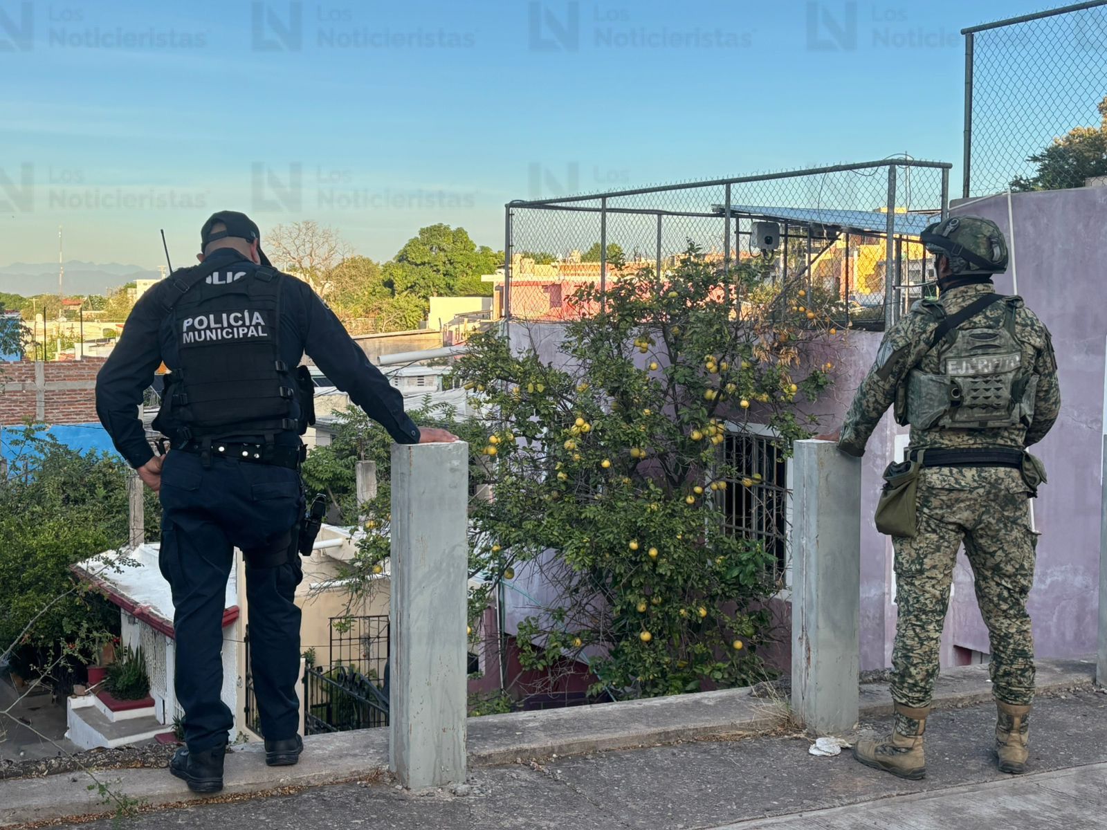 Elementos policíacos resguardan el vehículo del conductor de plataforma tras ataque armado