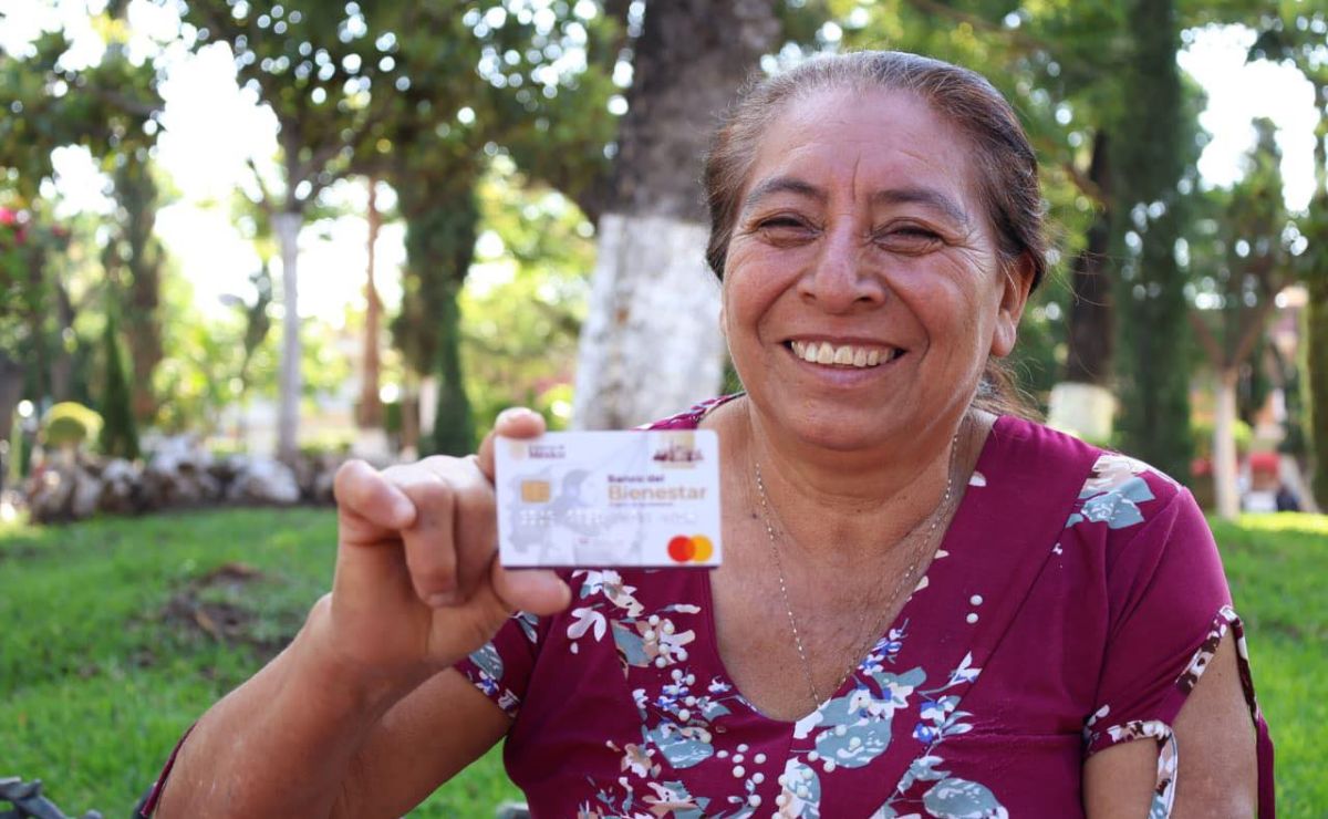 Mujer adulta mayor con su tarjeta de pensión de Bienestar