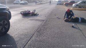 Mujer motociclista herida tras choque en Guasave