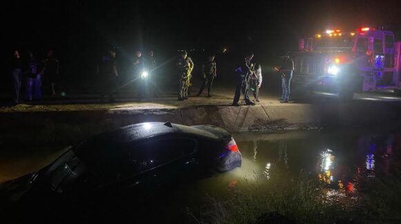 Vehículo sale del camino y cae a canal en la comunidad de La Esperanza, en Angostura, Sinaloa