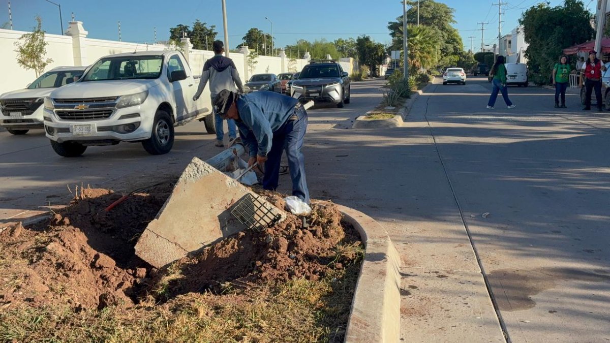 mujer se impacta con luminaria en buevar de los mochis trabajador