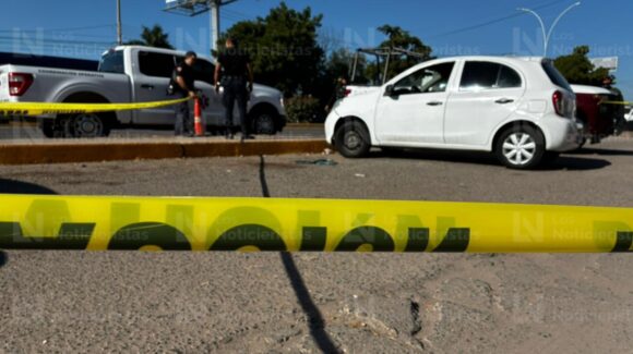 Localizan a una mujer sin vida y con un impacto de bala al interior de un vehículo frente al Hospital General de Los Mochis, Sinaloa