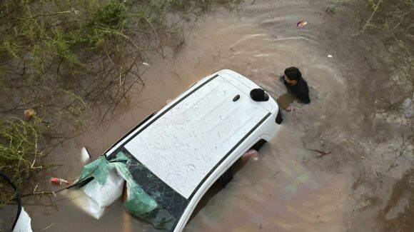 Mujer y dos menores de edad resultan lesionadas tras caer a canal en Angostura, Sinaloa
