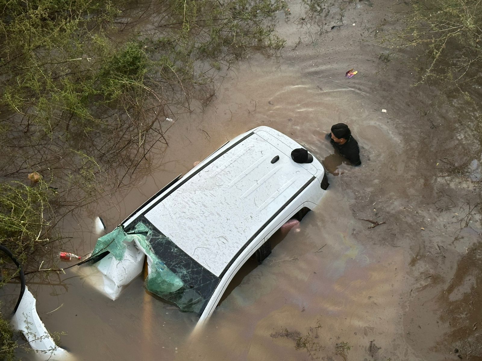 Mujer y dos menores lesionadas al caer a canal en Angostura