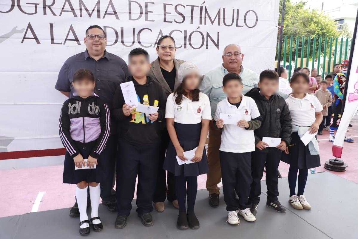 niños reciben apoyos economicos en mazatlan