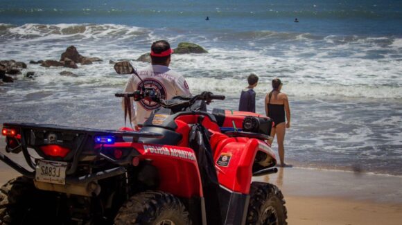 Oleaje elevado activa rescates y atenciones médicas en playas de Mazatlán, Sinaloa