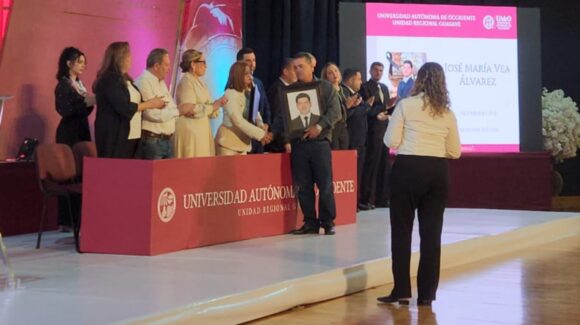 Era alumno de excelencia; padre de José María recibe el título de su hijo en la UAdeO Guasave, Sinaloa