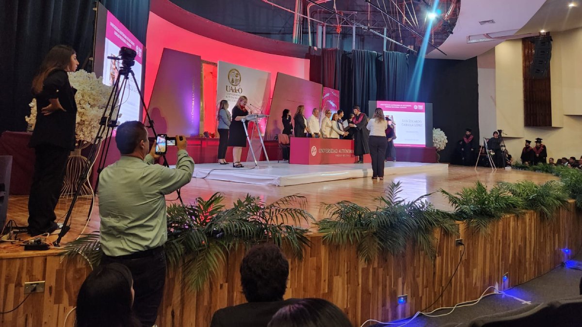 padre de jose maria recibe el titulo de su hijo en la uadeo guasave sin