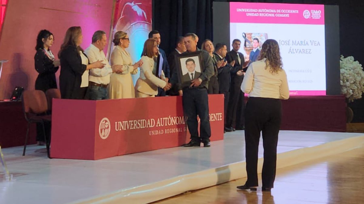 padre de jose maria recibe el titulo de su hijo en la uadeo guasave sin
