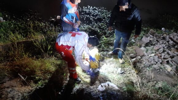 Derrapamiento termina con padre e hijo lesionados tras caer a un canal en Tamazula, Guasave, Sinaloa