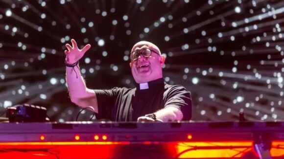 Video: Sacerdote DJ pone el ambiente en bar de Guadalajara, con remix de ‘La Guadalupana’