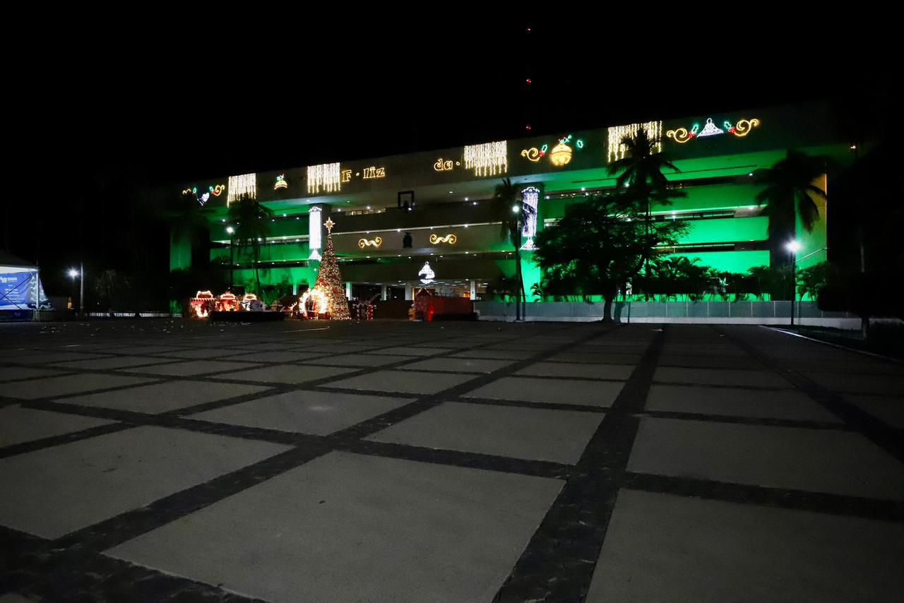 Palacio de Gobierno de Culiacán iluminado de verde