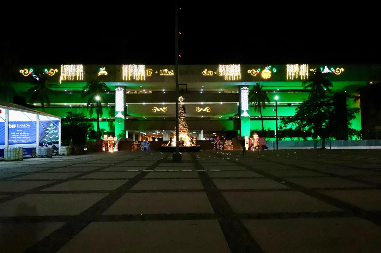 Palacio de Gobierno de Culiacán iluminado de verde