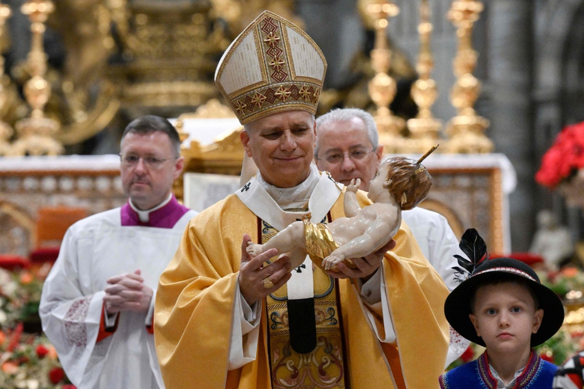 Papa León XIV cargando al niño Dios en Navidad